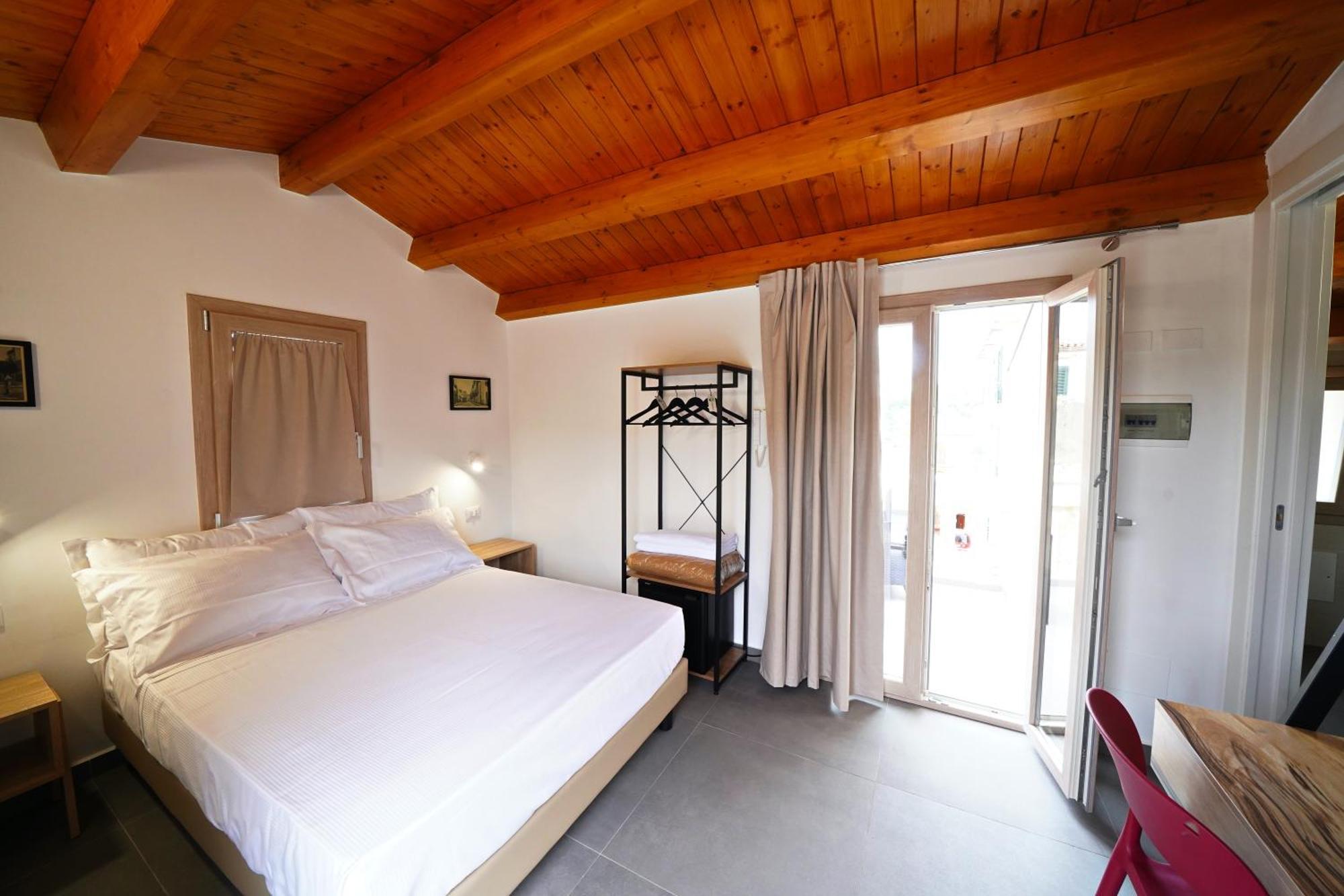 Ducas Rooms And Suite Lascari Exteriör bild