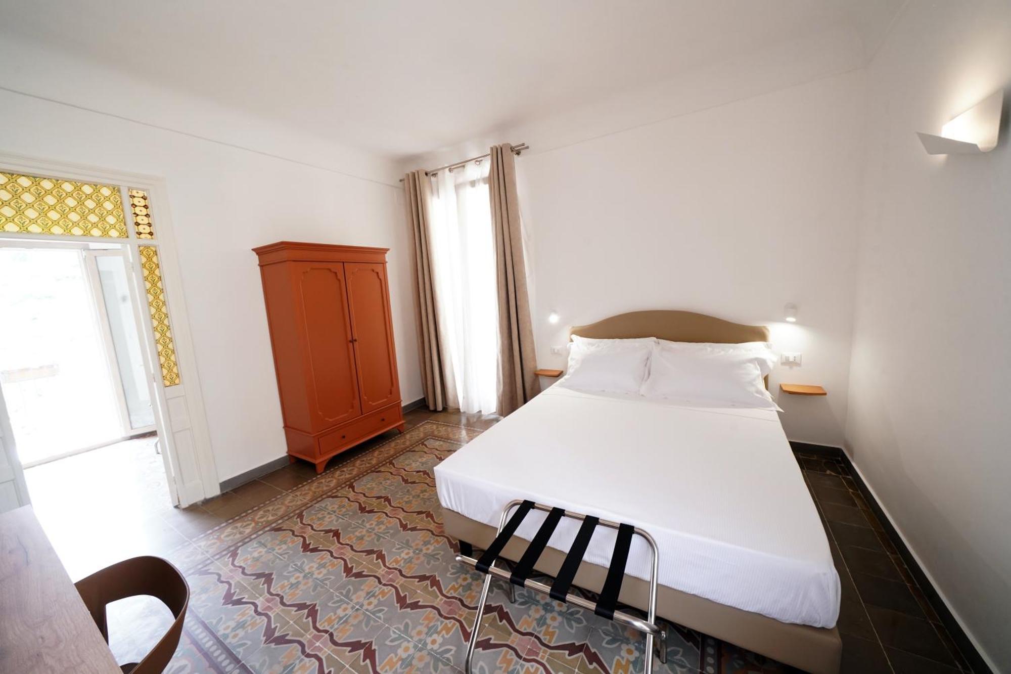 Ducas Rooms And Suite Lascari Exteriör bild
