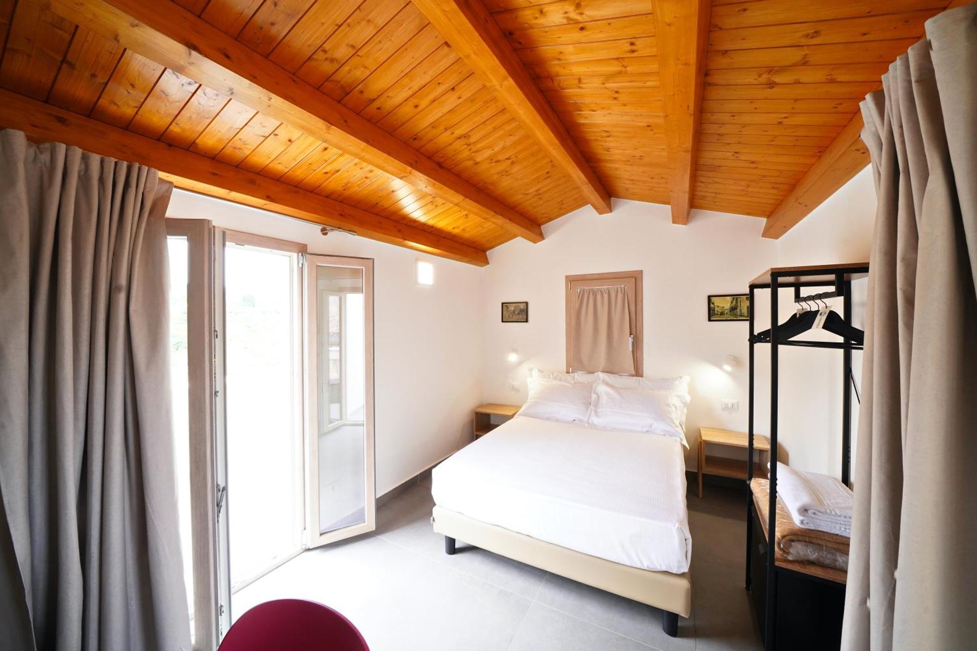 Ducas Rooms And Suite Lascari Exteriör bild