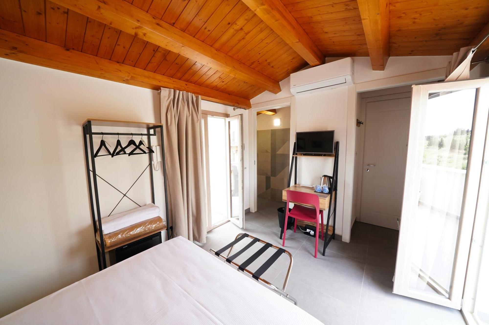 Ducas Rooms And Suite Lascari Exteriör bild