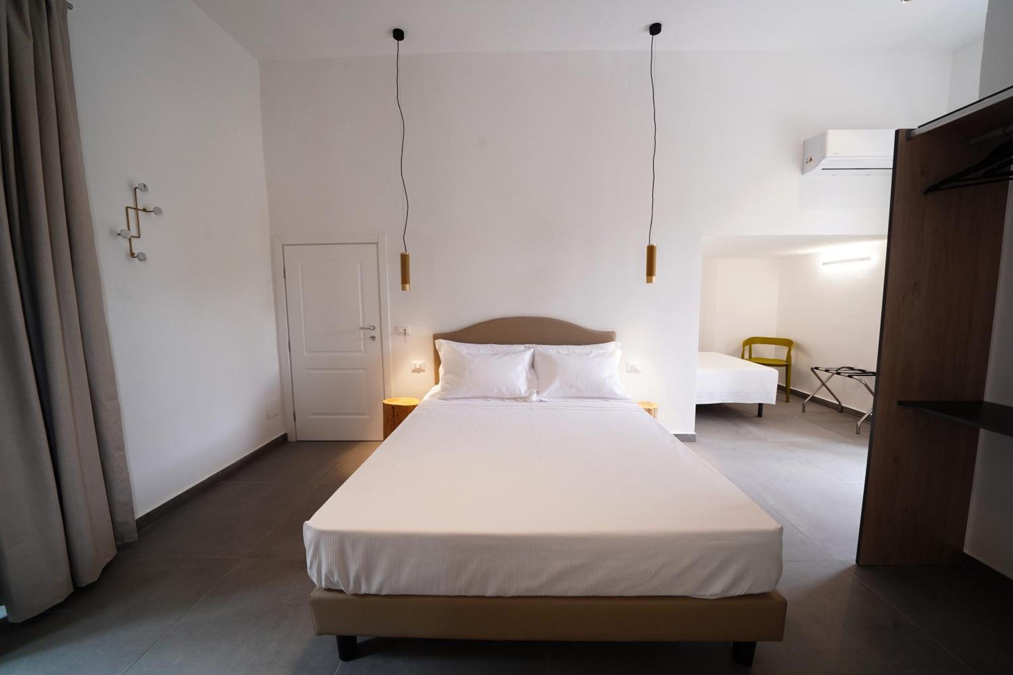 Ducas Rooms And Suite Lascari Exteriör bild