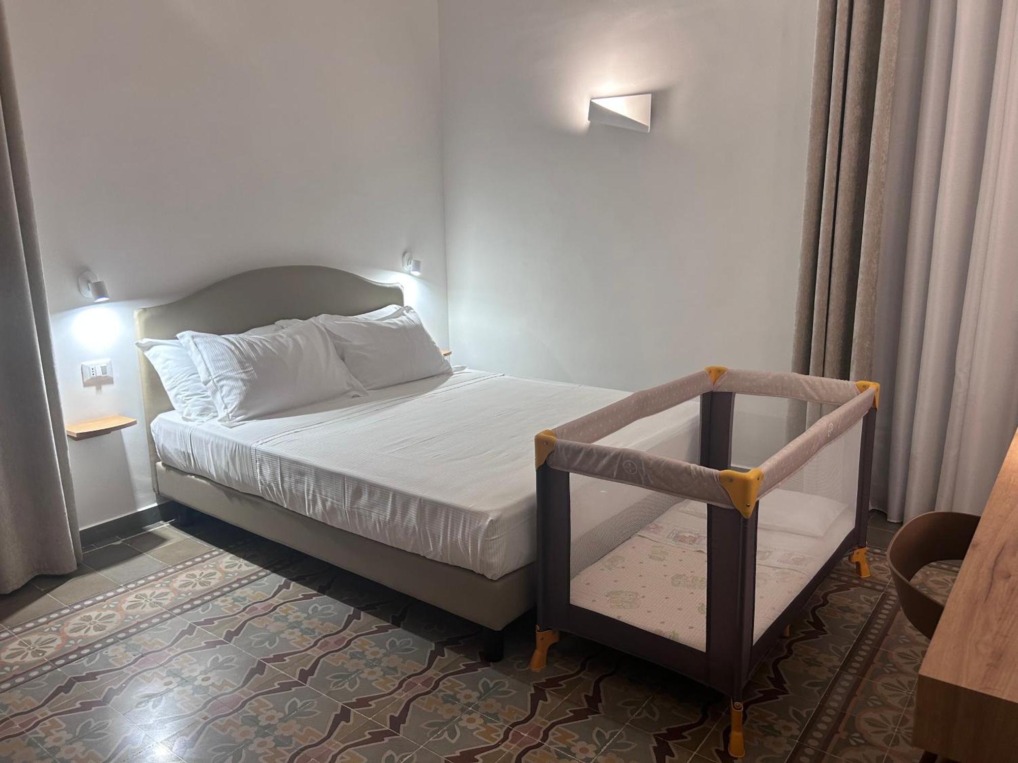 Ducas Rooms And Suite Lascari Exteriör bild
