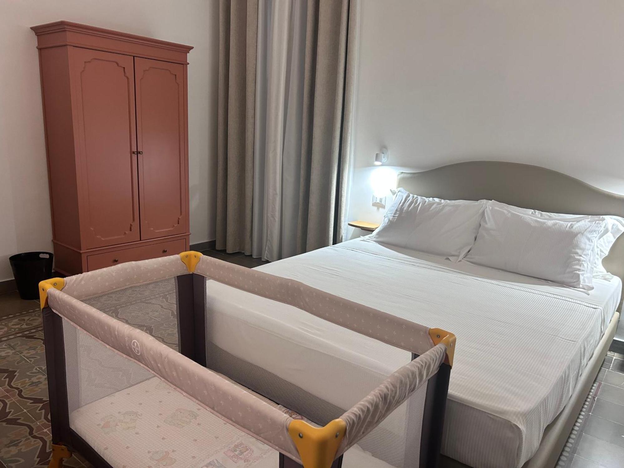 Ducas Rooms And Suite Lascari Exteriör bild